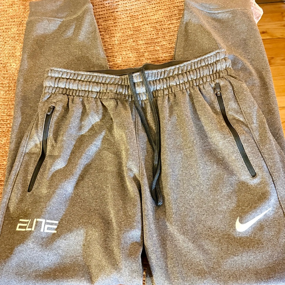 Nike Gray ELITE men’s Small Jogger Sweatpants with White Logo like new